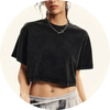 Modell trägt ein Damen Slim Fit T-Shirt aus weicher Baumwolle im Retro-Look – stylisch und bequem.