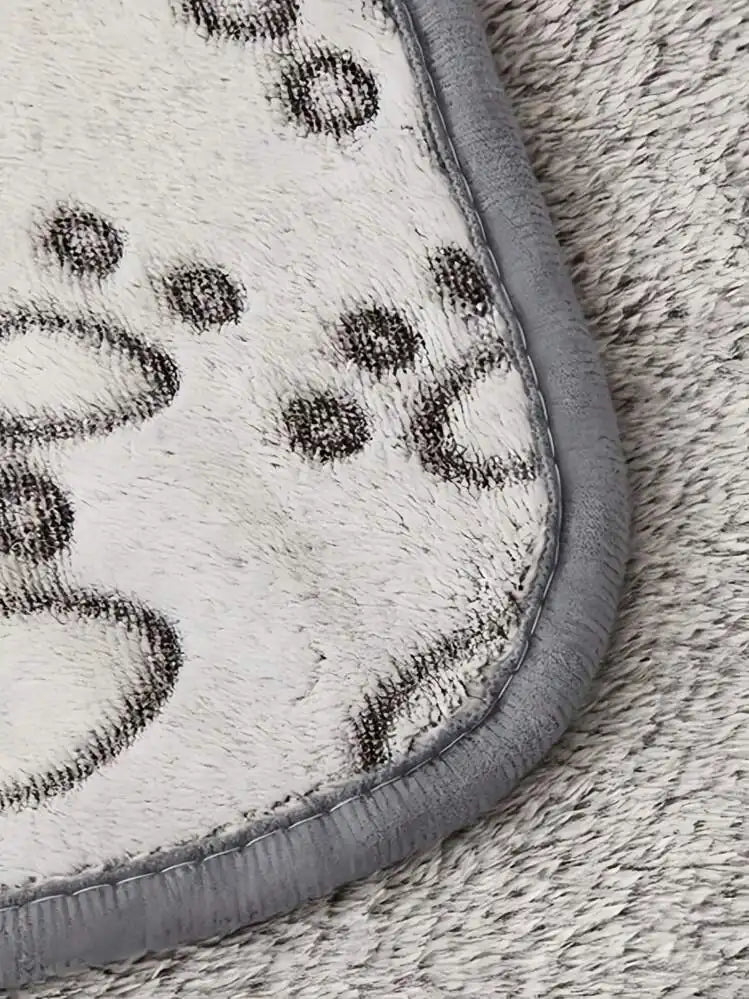 Sauber verarbeitete Kante der weichen Haustierdecke im Detail