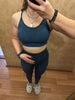 Kundin zeigt das grüne Sportset mit High-Waist-Leggings, perfekt für sportliche Aktivitäten.
