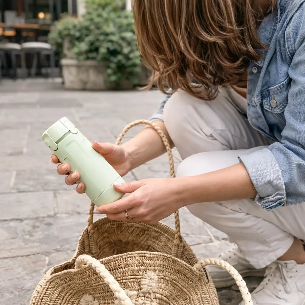 4-in-1 Reise Dispenser unterwegs – kompakt und praktisch für Tasche und Reisen