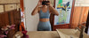 Kundin trägt ein blaues Fitness-Set mit High-Waist Leggings und Sport-BH für Yoga und Gym.