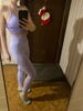 Kundin trägt lila, nahtlose High-Waist Sport Leggings, ideal für Fitness und Yoga.