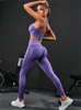 Nahtloses Damen Sportset mit High Waist Leggings in lila für Yoga und Fitness, ideal für aktiven Lifestyle.