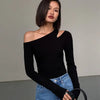 Frau trägt schwarzes Dozw Streetwear-Top mit asymmetrischem Kragen und künstlerischen Cut-Out Details.