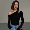 symmetrisches Streetwear-Top für Frauen mit Skew-Kragen – Slim Fit aus Stretch-Polyester. Urbaner Look mit Hollow-Out-Details.