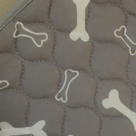 Waschbare Hunde-Pipi-Unterlage mit rutschfester Oberfläche, Hund sitzt trocken und bequem