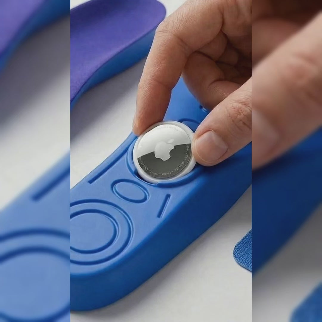 AirTag Einlegesohle für Kinder – Video zeigt das Einsetzen eines Apple AirTags in das versteckte Fach der blauen Einlegesohle