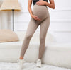 Schwangerschafts-Yogahosen in Tan mit elastischem, atmungsaktivem Material für schwangere Frauen, ideal für Yoga und Freizeit.