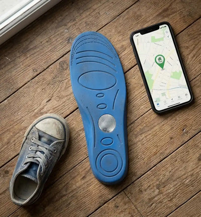 AirTag Einlegesohle für Kinder mit verstecktem AirTag-Fach neben Smartphone und Kinderschuh